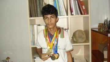 Imagem Aluno de Simões Filho Vai Receber Medalha das Mãos da Presidenta Dilma