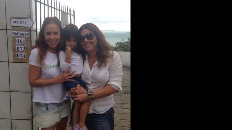 Imagem Acompanhada da esposa, Daniela Mercury vota em Salvador