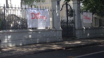 Imagem  Desrespeitando a lei, placas de candidatos permanecem nas ruas de Salvador