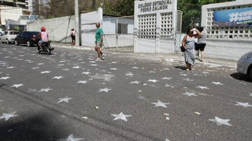 Imagem Frente de escola onde vota Souto é pichada com estrela e numero do PT