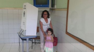 Imagem Lídice vota na companhia do presidente do Bahia
