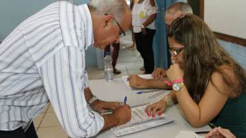 Imagem Souto vota, não esquece documento e repudia pichação em colégio eleitoral