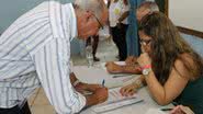 Imagem Souto vota, não esquece documento e repudia pichação em colégio eleitoral
