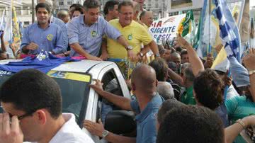 Imagem Aécio em Salvador: ao lado de Neto e Geddel, tucano faz comício no Centro