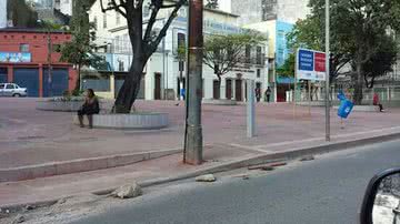 Imagem Após obra da Conder, poste fica no meio de rampa de acessibilidade 