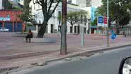 Imagem Após obra da Conder, poste fica no meio de rampa de acessibilidade 