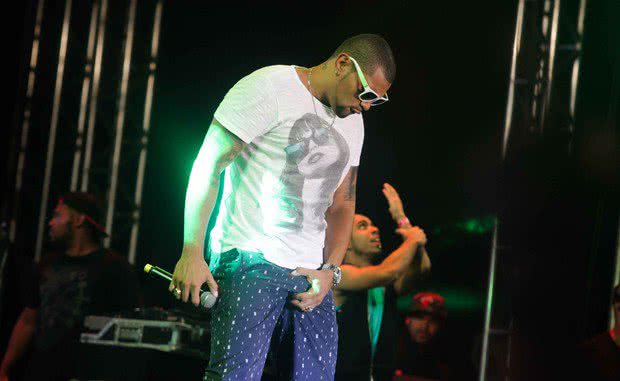 Imagem Naldo agarra partes íntimas durante show em São Paulo