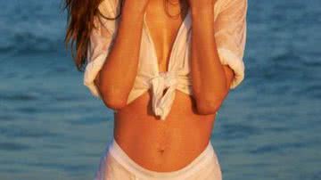 Imagem Alessandra Ambrósio posa nua e cercada de homens