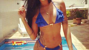 Imagem Aline Riscado vai à piscina com biquíni de rendinha