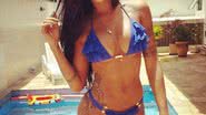 Imagem Aline Riscado vai à piscina com biquíni de rendinha