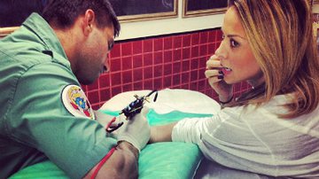 Imagem Alinne Rosa faz nova tatuagem. "Dorzinha gostosa"!