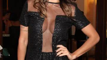 Imagem Alinne Rosa sensualiza com transparência no Rio