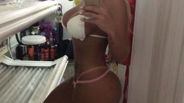 Imagem Andressa Urach mostra marquinha de biquíni após se bronzear