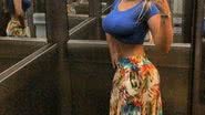 Imagem Andressa Urach posa sem sutiã e mostra cinturinha