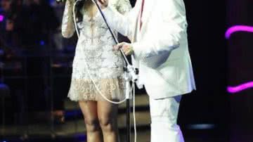 Imagem   Nervosa, Anitta desafina ao lado de Roberto Carlos