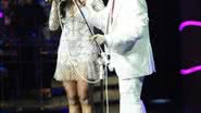 Imagem   Nervosa, Anitta desafina ao lado de Roberto Carlos