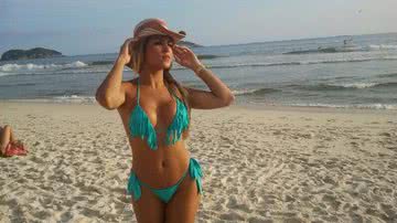 Imagem Apontada como affair do jogador Adriano posa de fio dental na praia