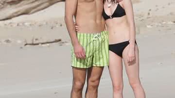 Imagem Atriz da saga "Harry Potter" troca carícias com namorado na praia