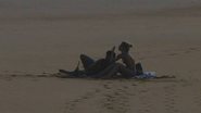 Imagem Bruno Gagliasso e namorada se aproveitam de praia deserta