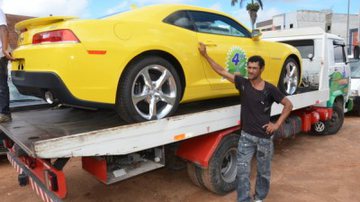 Imagem Tirando onda de Camaro Amarelo: carroceiro de Conquista ganha carro em sorteio
