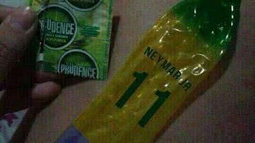Imagem  Camisinha com nome de Neymar vira piada na internet