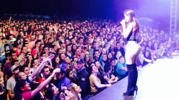Imagem Anitta exibe bumbum empinado em foto e deixa fãs loucos