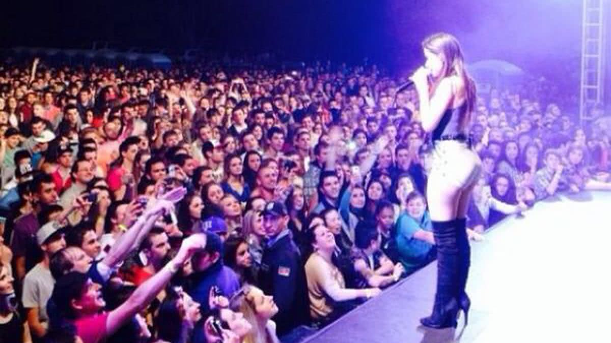 Anitta exibe bumbum empinado em foto e deixa fãs loucos