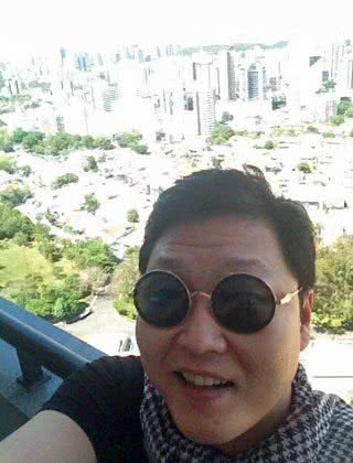 Imagem Convidado de Claudinha, Psy desembarca em Salvador