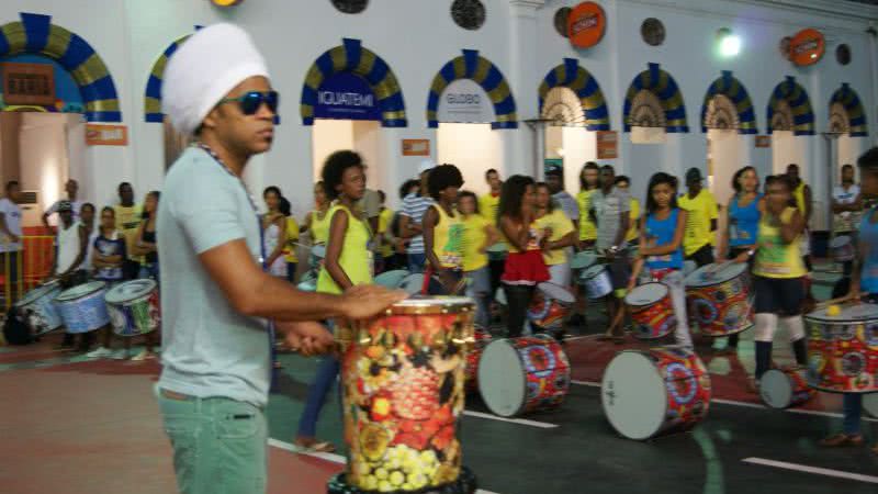 Imagem Carlinhos Brown faz ensaio técnico para o Afródromo. Veja fotos