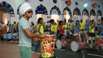 Imagem Carlinhos Brown faz ensaio técnico para o Afródromo. Veja fotos