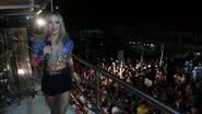 Imagem Com decotão, Claudia Leitte arrasta multidão em Feira