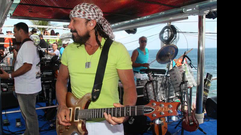 Imagem No comando de Bell Marques, chicleteiros se divertem na Barra