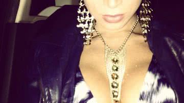 Imagem Ex-panicat Carol Narizinho posta foto e exibe superdecote