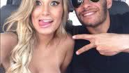 Imagem Andressa Urach posa com os seios quase à mostra