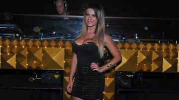 Imagem Babi Rossi usa decotaço em balada de pré-réveillon. Confira