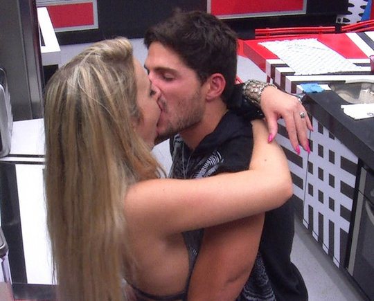Imagem BBB 13: primeiro beijão do programa acontece entre André e Fernanda 