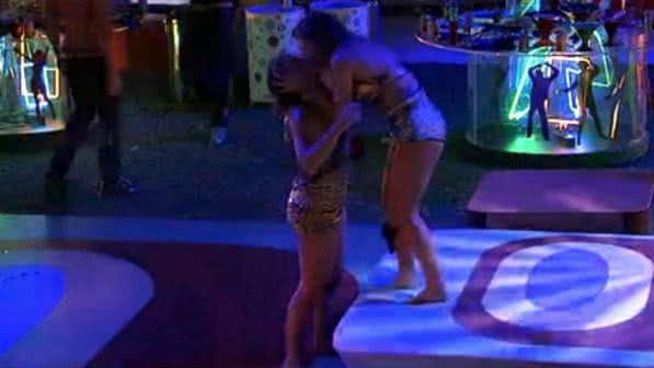 Imagem Festa BBB13 teve discussão, bebedeira e romance lésbico