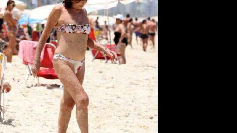 Imagem Aos 71 anos, Betty Faria ousa de biquininho no Leblon