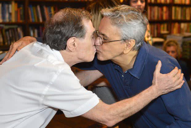 Imagem Caetano Veloso dá selinho em Jorge Mautner em lançamento de CD