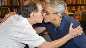 Imagem Caetano Veloso dá selinho em Jorge Mautner em lançamento de CD