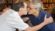 Imagem Caetano Veloso dá selinho em Jorge Mautner em lançamento de CD