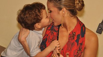 Imagem Claudia Leitte nega que tenha se perdido do filho durante viagem