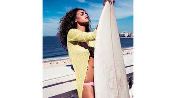 Imagem Com prancha, Débora Nascimento sensualiza em fotos