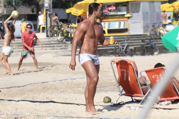 Imagem Ex de Nicole Bahls exibe tanquinho em dia de praia no Rio