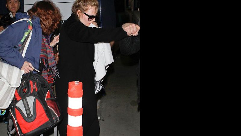 Imagem Adele se desespera com assédio de paparazzi e cobre rosto do filho