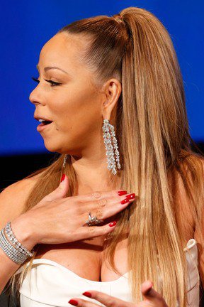 Imagem O peso da riqueza: brincos gigantes deformam Mariah Carey