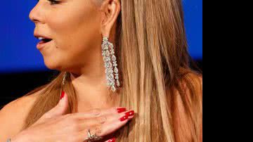 Imagem O peso da riqueza: brincos gigantes deformam Mariah Carey