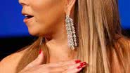 Imagem O peso da riqueza: brincos gigantes deformam Mariah Carey