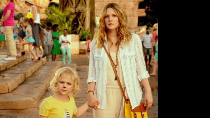 Imagem Drew Barrymore aparece com quilos a mais em praia nos EUA
