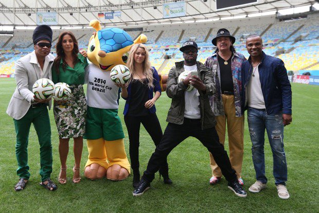 Imagem Ivete Sangalo, Shakira e Carlinhos Brown tiram foto com Fuleco no Maracanã